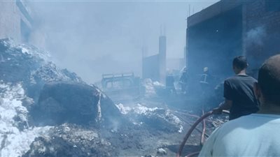 4 حالات اختناق.. السيطرة الكاملة وإخماد حريق مصنع القطن بطهطا