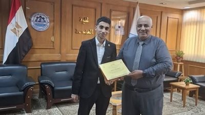 كلية الهندسة تكرم طالبها بعد حصد المركز الأول على مستوى الجمهورية بمبادرة «عون»