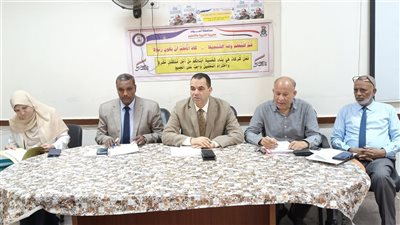 وكيل تعليم أسوان يجتمع بمديري ووكلاء الإدارات الخمس ومديري المراحل والمتابعة والإحصاء والتطوير 