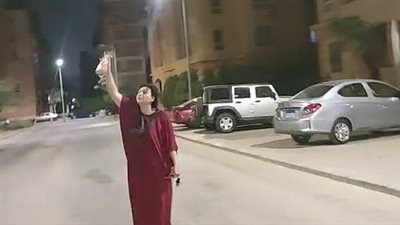 سيدة تستغيث من جارتها وتتهمها برش مواد سامة على طعام الكلاب 