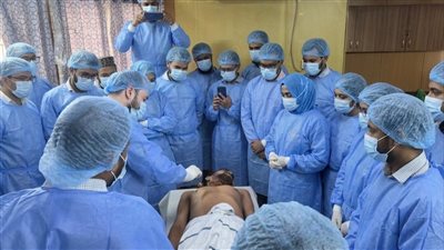 بصمة مصرية في بنجلاديش.. استشاري كلى مصري يدرب عشرات الأطباء على أحدث تقنيات التدخلات الكلوية