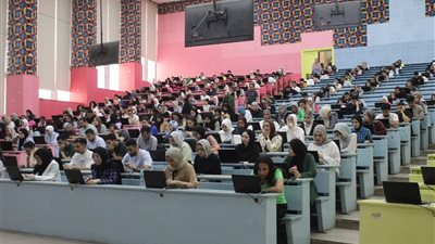بـ 860 جهاز لاب توب.. آداب عين شمس تدشن منظومة الاختبارات الإلكترونية
