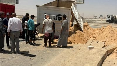 انقلاب سيارة نقل ثقيل محملة بالرمال بقرية الزيات وإعادة الحركة لطبيعتها بالطريق الدولي الساحلي