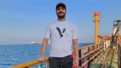 مراته ولدت وهو محتجز.. أول تعليق من والدة أدهم طباخ السفينة المحتجزة قبالة الصومال: كان طالع على أكل عيشه