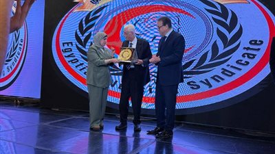 وزير الصحة يكرّم الدكتور حسام موافي أستاذ الحالات الحرجة بطب قصر العيني جامعة القاهرة تقديرًا لمسيرته العلمية والإنسانية