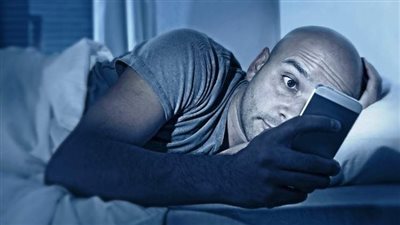 مخاطر استخدام الموبيل بعد الاستيقاظ من النوم 