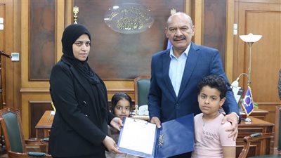 محافظ السويس يلتقي أسرة عامل متوفى وشابًا من ذوي الهمم ويوفر فرص عمل ودعمًا إنسانيًا
