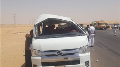 إصابة 14 شخصا إثر انقلاب سيارة ميكروباص على الطريق الصحراوي الغربي بأسوان