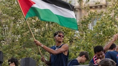 لامين يامال يرفع علم فلسطين