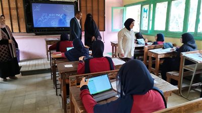 مدير تعليم القاهرة تتابع الامتحانات بمصر القديمة والسيدة زينب.. وتؤكد وضوح الورقة الامتحانية ومطابقتها للمواصفات الفنية