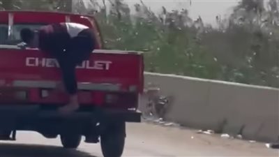 شال لوحة العربية.. فيديو متداول لسائق سيارة نقل يقود برعونة على الطريق الصحراوي بالإسكندرية