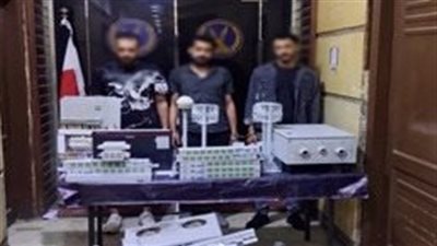عاملون سابقون بالشركة.. القبض على 3 متهمين بسرقة محطات تقوية شبكات الهواتف المحمولة في القاهرة