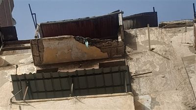 عقب سقوط أجزاء من شرفة عقار.. حي وسط بالإسكندرية يزيل الأجزاء الخطرة والمعلقة