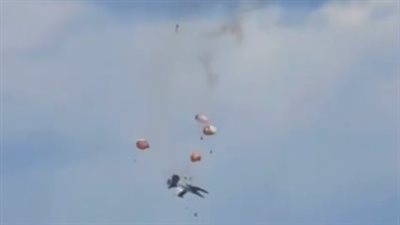 الطيارين أثناء القفز بالمظلات 