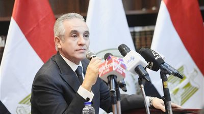 العدل تنتهي من أزمة المحالين على المعاش بالشهر العقارى تقديرًا لعطائهم