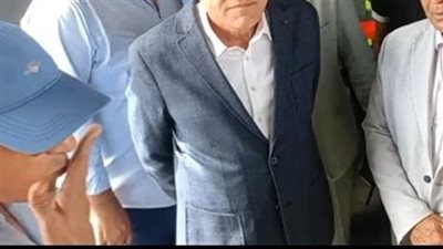 باس إيده وش وضهر.. تفاعل مع حوار عفوي لوزير الري خلال جولة بقناطر إسنا