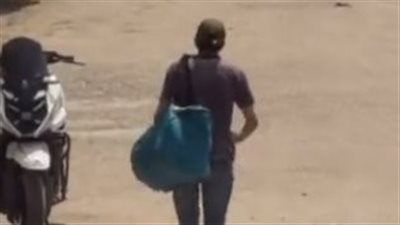 بنجمع فلوس عشان نشتري موتوسيكل.. أول تعليق من والد مندوب التوصيل حامل الطلبات على ظهره خلال موجة الحار