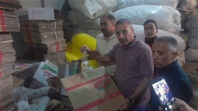 ضبط مصنع بالواسطى لإعادة تعبئة زيوت مجهولة المصدر وتقليد علامات تجارية