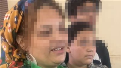 الأطفال ووالدتهم