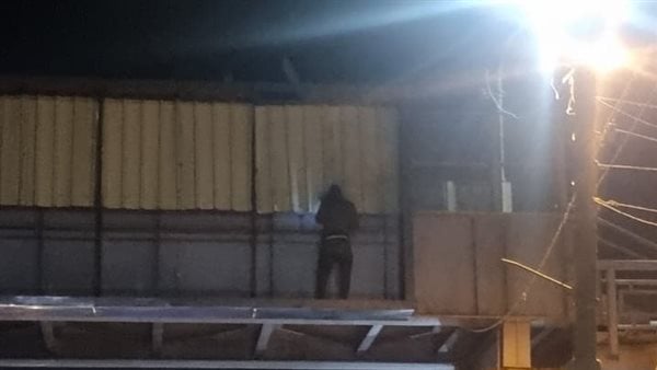 استجابة لشكاوى المواطنين بطوخ.. صيانة لافتة إعلانية أعلى كوبري الحدادين حفاظًا على سلامة المارة