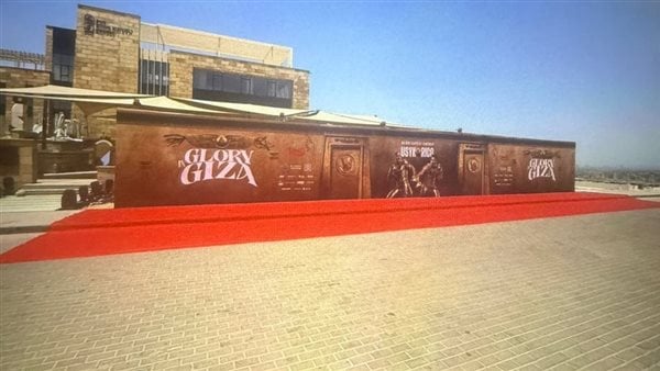 من أمام الأهرامات.. الاستعدادات الأخيرة قبل بدء حفل استقبال نجوم GLORY IN GIZA بحضور الإعلاميين