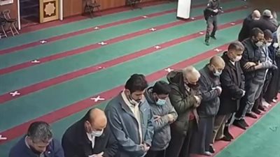 غضب بسبب فيديو لـ شخص يرش مادة سائلة على مصليين بكندا 