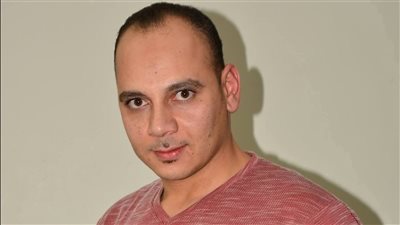قريب أسامة المتوفى في جنازة والده بالمنيا: لم يتحمل صدمة الفراق وظل يردد «ده صاحبي»
