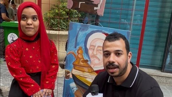 رسوماتك جميلة وإنتِ فنانة.. محافظ القاهرة يستقبل فتاة من ذوي الهمم خلال جولة القاهرة 24 بشارع الفن
