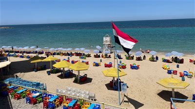 شواطئ الإسكندرية تقترب من كامل طاقتها في رابع أيام العيد.. وإغلاق بعض الشواطئ لاكتمال الإشغال