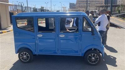 بديل التوك توك.. محافظ الإسكندرية يتفقد نموذج سيارة كهربائية صديقة للبيئة لنقل المواطنين
