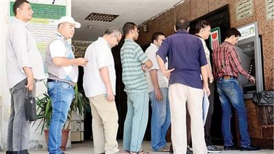إقبال كبير على ماكينات ال ATM قبل عيد الأضحى..والبنوك تتأهب لتلبية احتياجات المواطنين من الكاش