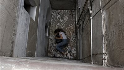 سقطت في المنور هربًا من الكاميرات.. مصرع كوافيرة بعد سرقة ذهب وأموال من شقة صديقتها بمدينة نصر