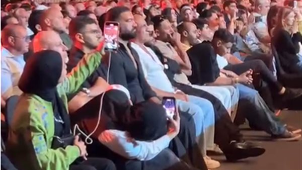 بحماس كبير.. الفنان محمد لطفي يدعم أوسيك خلال النزال الرئيسي في Glory in Giza