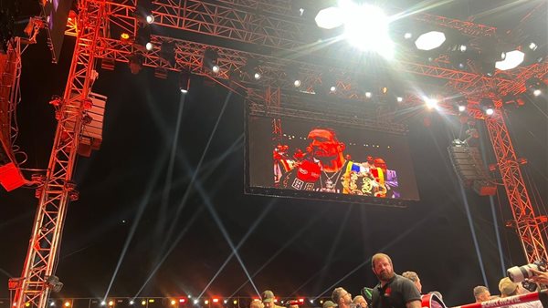 أوسيك يتوج باللقب في “Glory in Giza”.. وتركي آل الشيخ يسلمه الحزام أمام الأهرامات