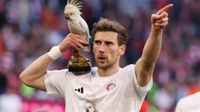 سر الببغاء.. لماذا احتفل لاعبو بايرن ميونخ بقميص غريب بعد التتويج بالدوري؟