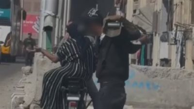 شاب يستولي على أجزاء حديدية من سور الطريق الدائري بحدائق الأهرام