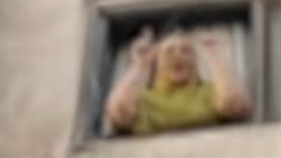 القبض على أرملة ظهرت في فيديو تسب نجل زوجها وتلوح بإشارات خادشة بسبب خلافات الميراث بالإسكندرية
