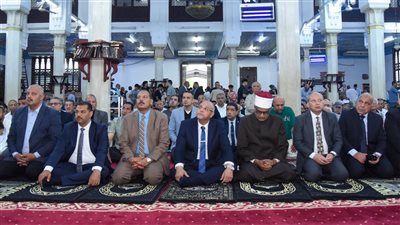 محافظ الإسكندرية يؤدي صلاة عيد الأضحى بمسجد سيدي جابر