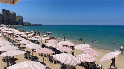 تصل لـ 50٪.. ارتفاع تدريجي في نسب إشغال الشواطئ بالإسكندرية في ثاني أيام عيد الأضحى