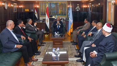 محافظ الإسكندرية يستقبل عددًا من القيادات التنفيذية والأمنية لتبادل التهاني بعيد الأضحى المبارك