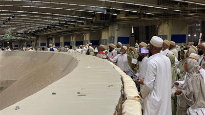 حجاج الجمعيات الأهلية يواصلون رمي الجمرات في أول أيام التشريق| صور