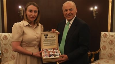 أبو ريدة يتبادل الدروع التذكارية مع رئيسة بعثة منتخب روسيا
