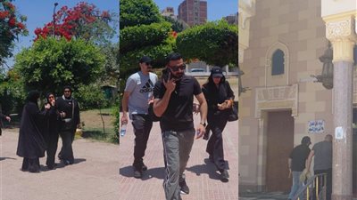 لحظات حزن مؤثرة.. أحمد حلمي يصل إلى مسجد ناصر ببنها لأداء صلاة الجنازة على والدته ومنى زكي تسانده