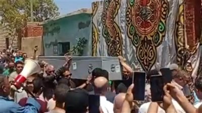 نظرة الوداع.. انهيار الفنان أحمد حلمي لحظة دفن جثمان والدته بمقابر الشموت في بنها