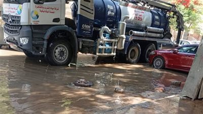 كسر خط مياه شرب بالمنطقة الثامنة بمدينة نصر.. والشركة تدفع بمعداتها لسرعة الإصلاح