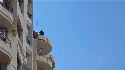 يجلس على سور الطابق الـ 13.. الحماية المدنية تحاول إنقاذ شاب يعاني من مرض ذهني بالإسكندرية