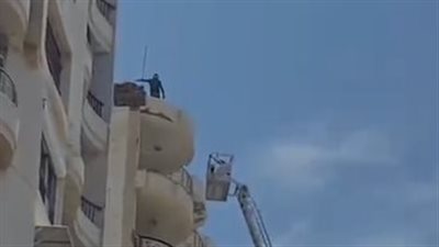 الحماية المدنية تنجح في إنقاذ مهتز نفسيًا بعد جلوسه أعلى الطابق الـ13 بالإسكندرية