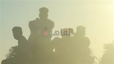 استهتار بالأرواح.. شباب يجلسون أعلى سيارة أجرة بطريق بحيرة قارون بالفيوم ومطالب بمحاسبة السائق