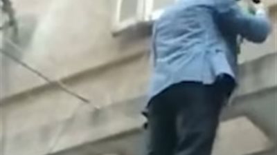 حضنهم وجابلهم لعب.. فيديو لـ أب يتسلق سلم خشبي لرؤية صغاره في عيد الأضحى يثير تعاطف السوشيال ميديا 
