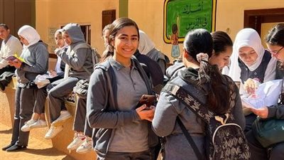 تنطلق بمشاركة أكثر من مليوني طالب.. المديريات التعليمية تحذر طلاب الشهادة الإعدادية من الهواتف والساعات الذكية داخل اللجان
